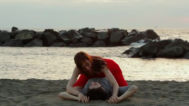 Couple lies on beach — ストック動画