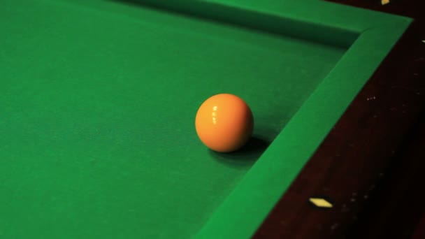 Les gens qui jouent au billard à 9 épingles — Video