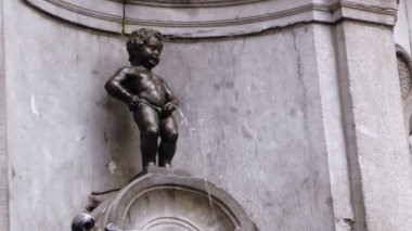 Meşhur Manneken Pis heykeli