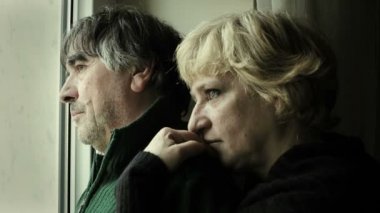 Bir mutlu olgun çift evde portresi yakın çekim