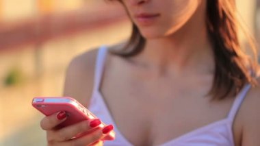 Akıllı telefon kullanan genç kız.