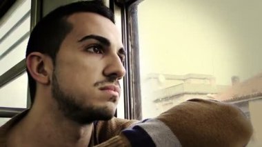 tren ile seyahat adam