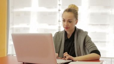 bilgisayar ve mutlu kadın: office, sevinç, mutluluk