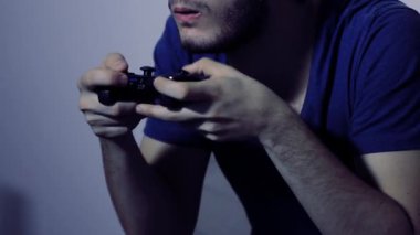 adam kanepede video oyunları oynarken