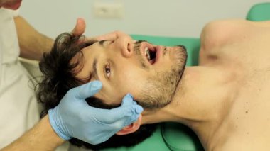 Genç hasta bir fizyoterapist tarafından ziyaret edilmiştir: ağız açma, çiğneme, ağrı