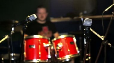 Bateri davul sopa ile oynayan ifade genç davulcu