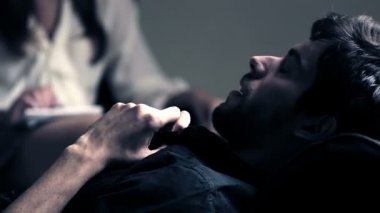 Genç adam bazı açıklayan onun psikiyatrist konuşurken bir kanepede uzanmış