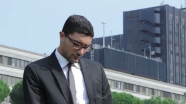 Akıllı telefonda konuşurken başarılı iş adamı