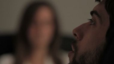 Psikolog bir erkek hasta bir odada konuşuyor