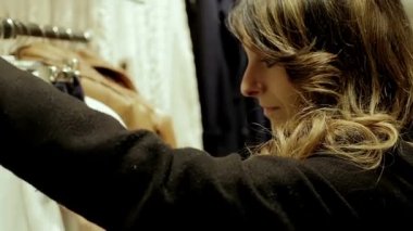 Çekici kız elbise arıyor