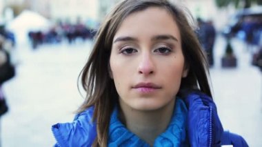 Ciddi güzel kız şehirde yürüyüş. Kameraya, Slowmotion peşinde