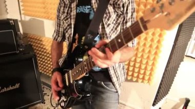 Adama elektrik gitar çalmak