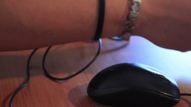 Bir sigara tutan adam detay