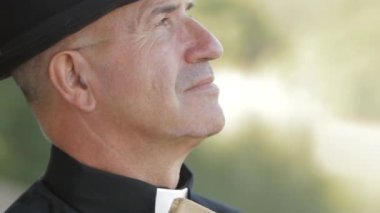 Rahip açar gözleri cennete kadar yakın