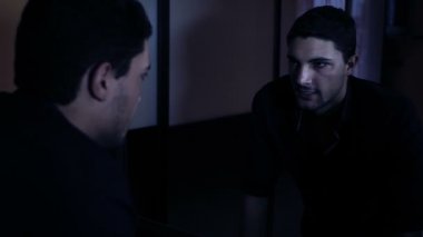 Adam aynaya kendisi ile bazı Buhar off izin