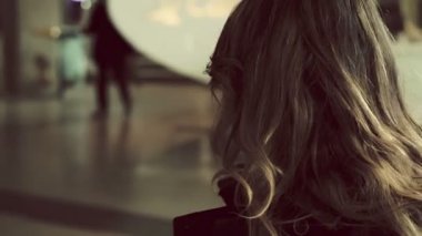 kadın birisini arıyor