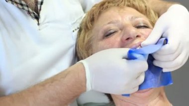 Diş hekimi - hastalar açık ağız ağız muayenesi sırasında