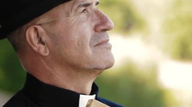 Katolik rahip gökyüzüne görünüyor