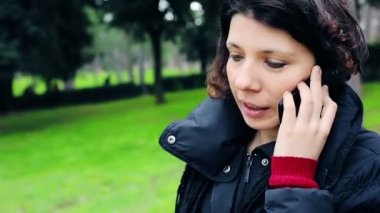 kadın yürüyor ve cep telefonunuzun konuşma