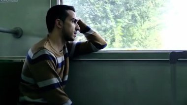 tren ile seyahat adam