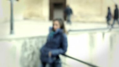 güzel bir üzgün kız portresi. Steadycam