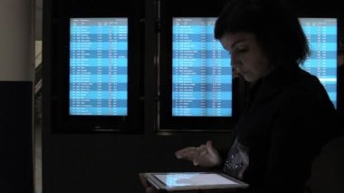 güzel kadın tablet kullanma