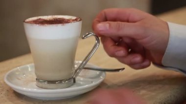 Barmen bir Cappuccino hizmet vermektedir.