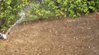 Bahçeyi sulayan adam.