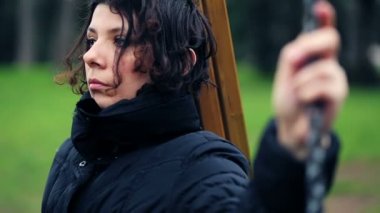 Ayakta ve hakkında bir şey düşünüyor kadın