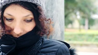 Parkta salıncak yakın Üzgün kadın