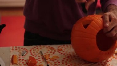 Balkabağı fener yapan erkek