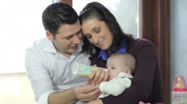 Anne ve baba ile bebek