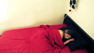 Sevimli kız uyuyor ve uyanır