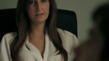 Kanepede oturan ve psikolog kadınla konuşuyor hasta kadın