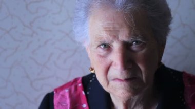 Seröz bakışla kadın kıdemli