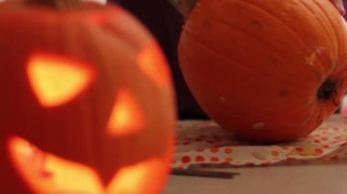 Balkabağı fener yapan erkek