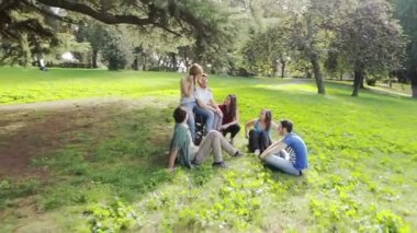 Bir grup arkadaşıyla Engelli adam