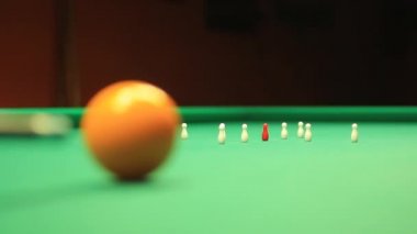 9-pin Bilardo oynayan insanlar