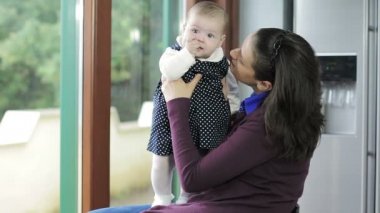 küçük kızıyla birlikte mutlu anne