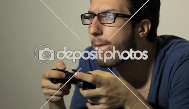 Video oyunu oynayan adam