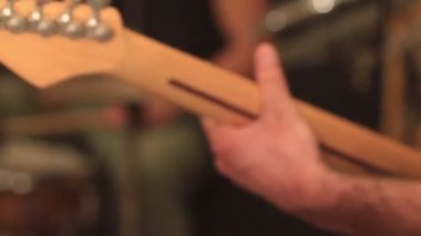 Adama elektrik gitar çalmak