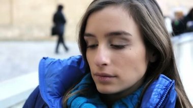 Güzel, üzgün bir kızın portresi.