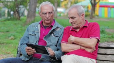 Karışık yaşlı erkekler onların yeni tablet Pc holding