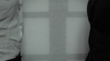 İki iş kadını el sıkışıyor. 