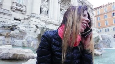 telefonla konuşmayı kadın