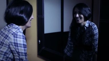 Depresif kadın onun ironik yansıması, aynaya bakıyor