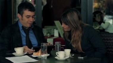 Genç iş adamları ile tablet bilgisayar Cafe