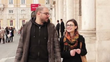Yürüyüş ve şehirde sarılma bir çift. Piazza Navona, Roma, İtalya, 14 Ekim 2014