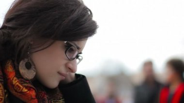 açık havada düşündüm üzgün ve depresyonda kadın içinde
