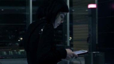 güzel kadın tablet kullanma